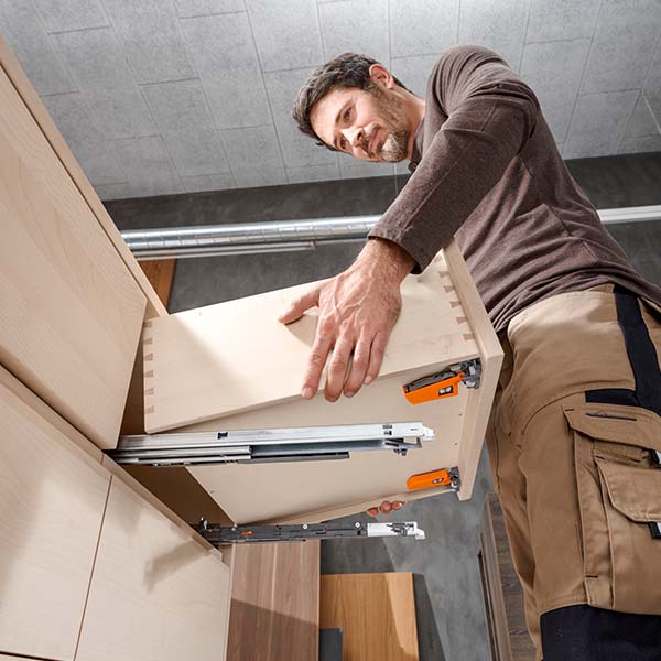 Set rel laci Blum MOVENTO 40kg lengkap dengan kopling oranye untuk laci kayu.